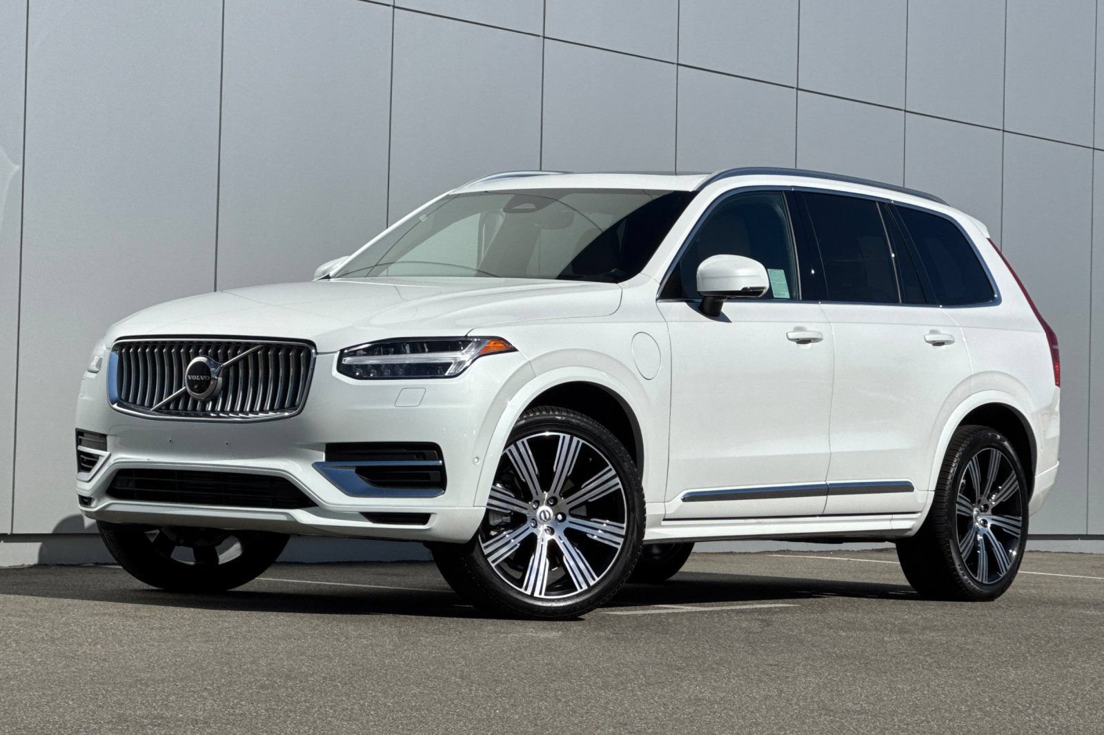 Used 2025 Volvo XC90 T8 Ultra w/ Protection Package Premier AWD/4WD image 1