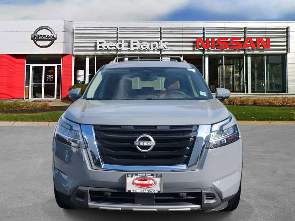 Used 2024 Nissan Pathfinder Platinum AWD/4WD image 2