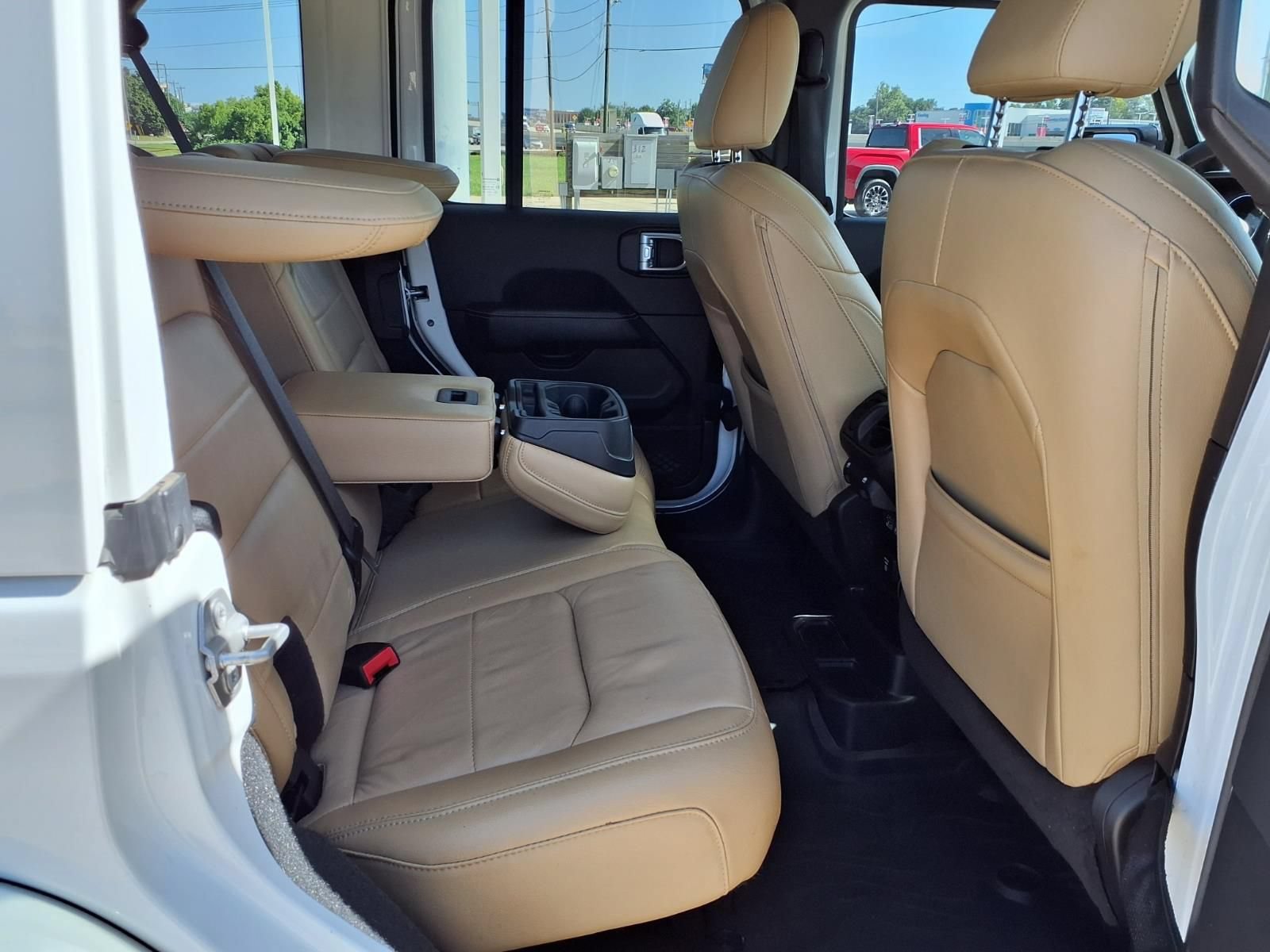 Used 2018 Jeep Wrangler Unlimited Sahara AWD/4WD image 22
