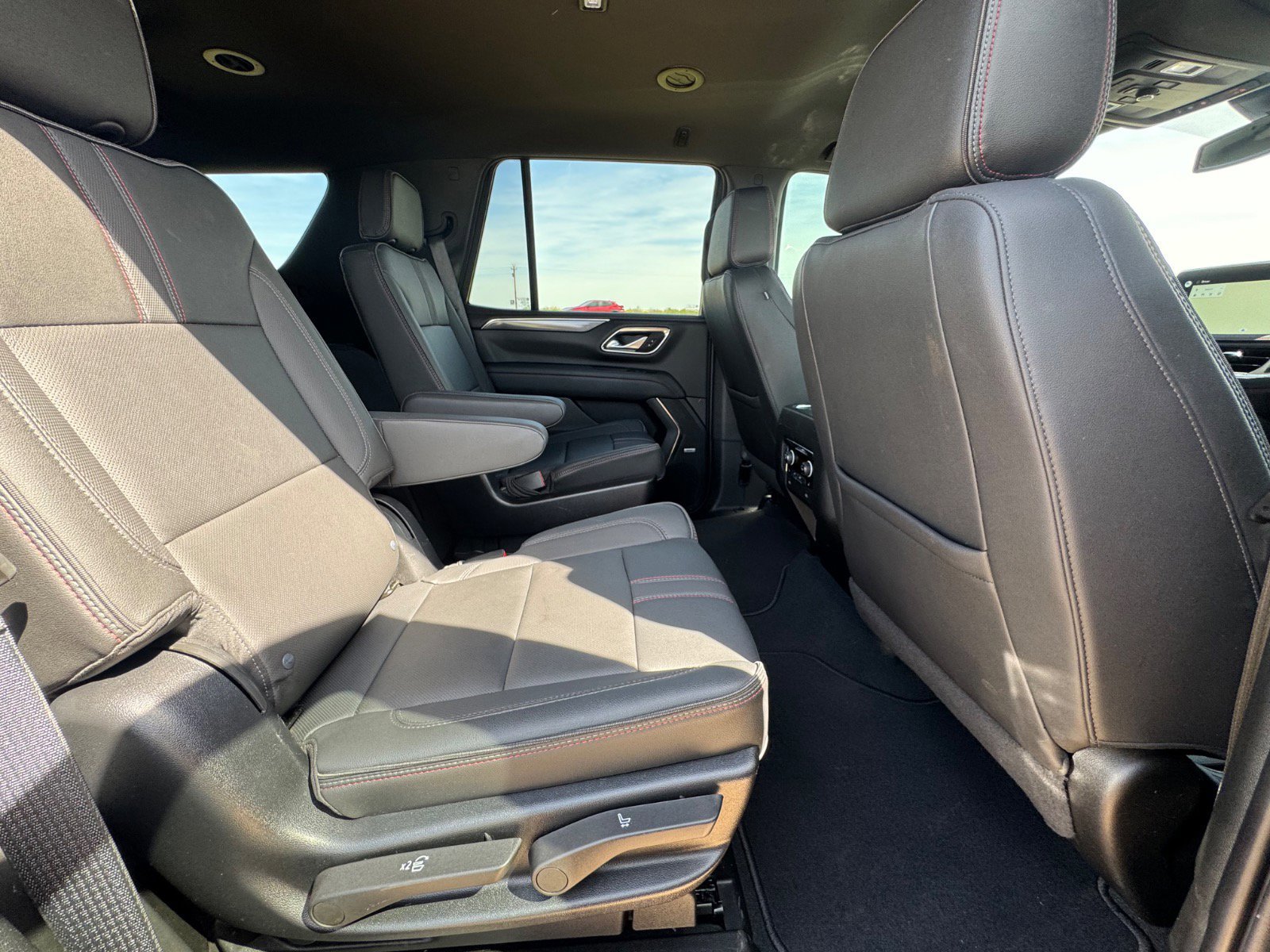 Used 2022 Chevrolet Tahoe RST w/ Luxury Package AWD/4WD image 19