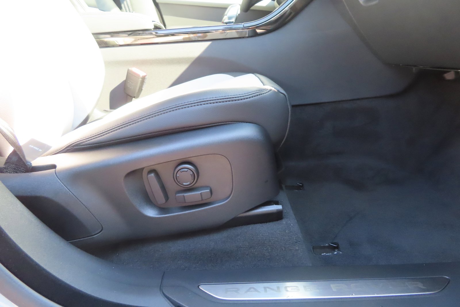 New 2025 Land Rover Range Rover Velar Dynamic SE image 20