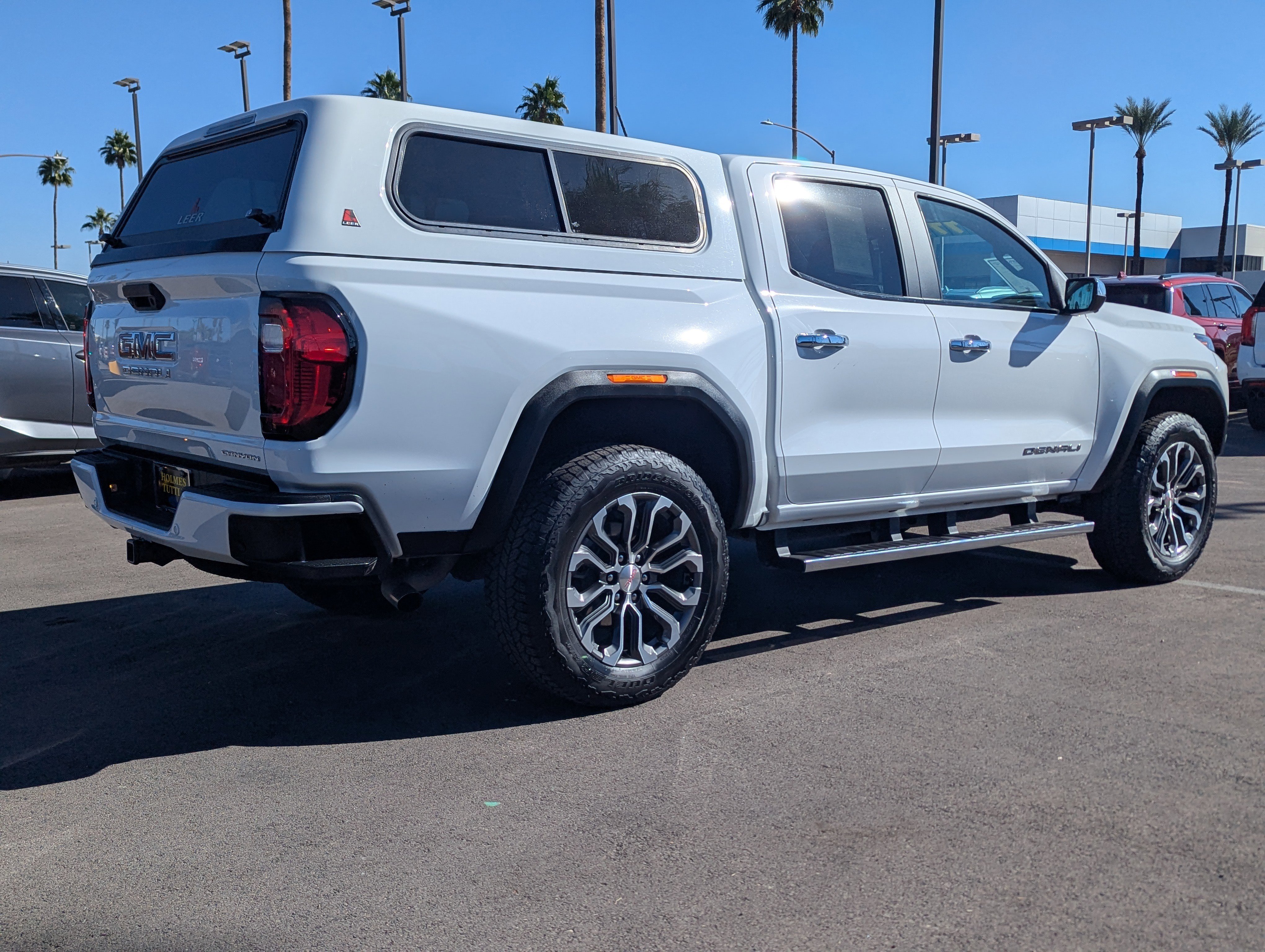 Used 2023 GMC Canyon Denali image 2