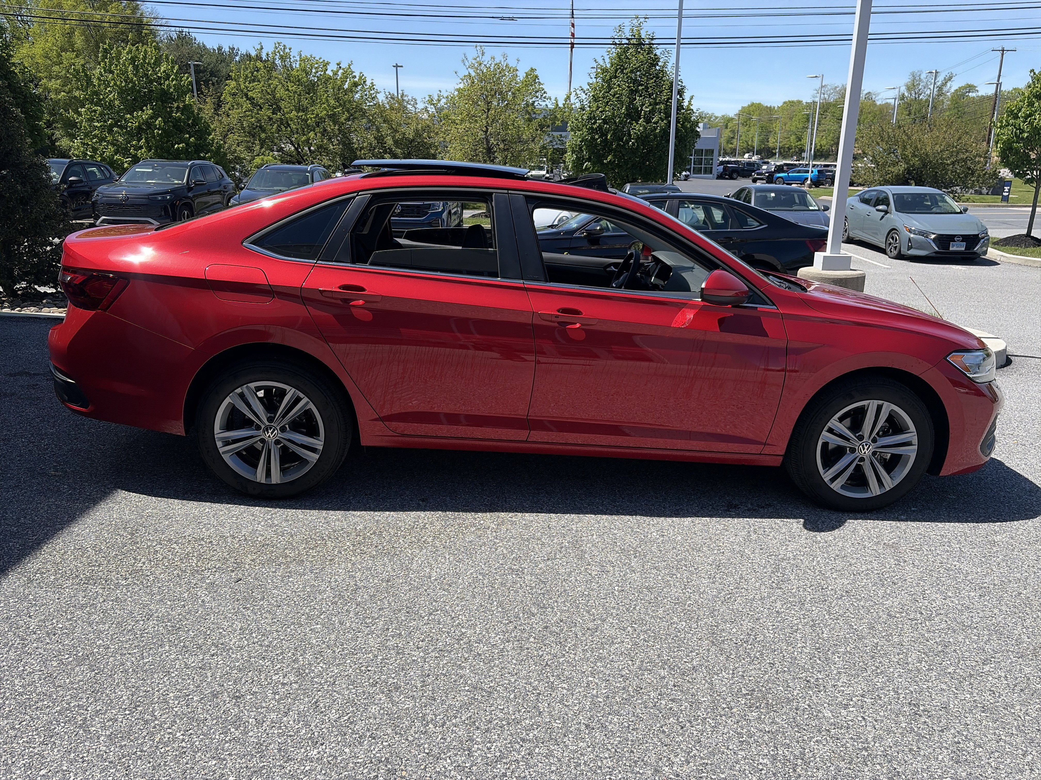 Used 2024 Volkswagen Jetta SE w/ Panoramic Sunroof Package FWD image 4