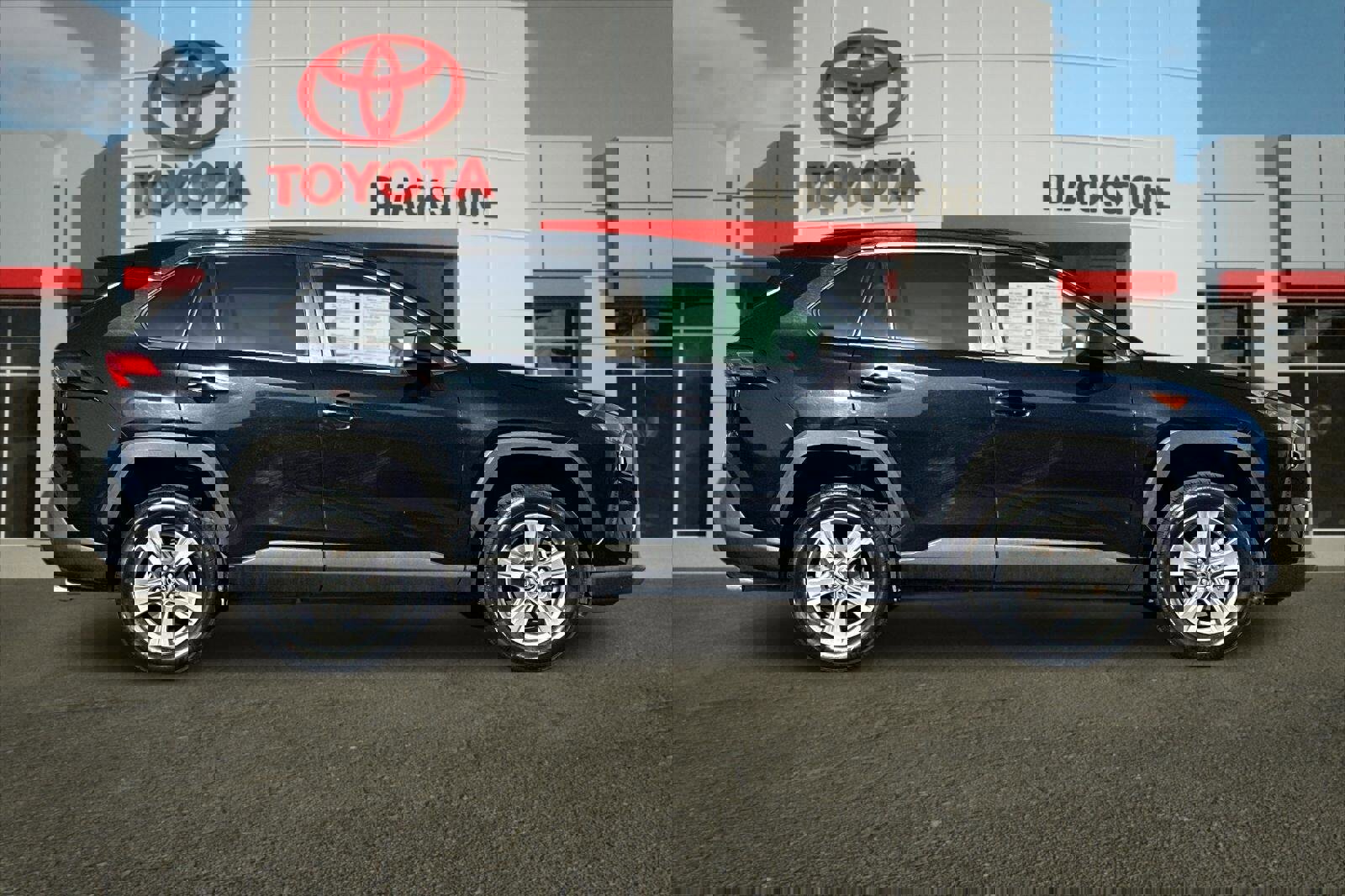 Used 2022 Toyota RAV4 LE image 2