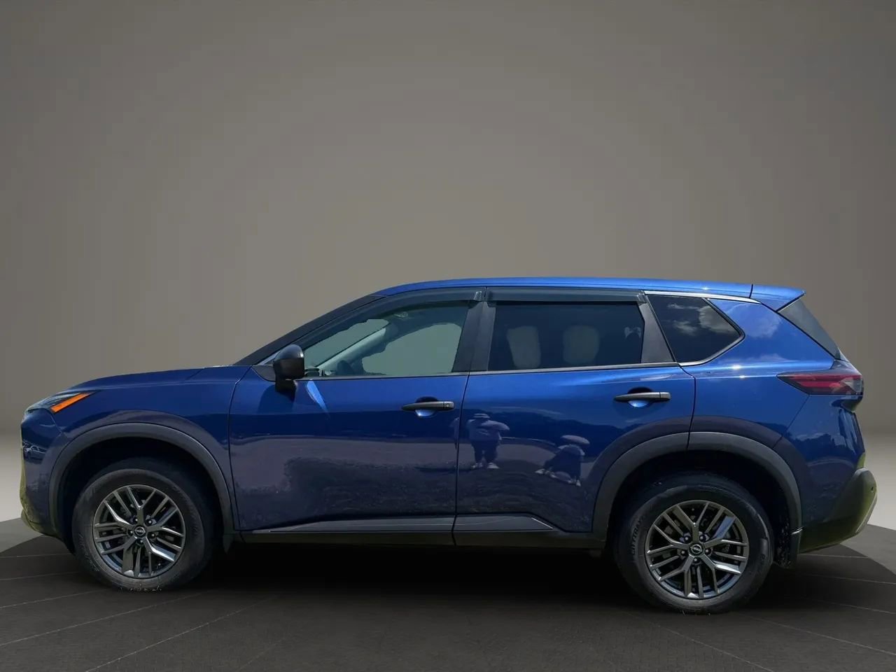 Used 2022 Nissan Rogue S AWD/4WD image 2