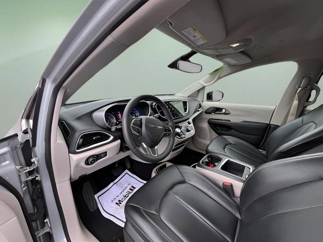 Used 2024 Chrysler Pacifica Touring-L FWD image 13