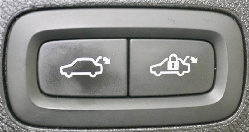 Used 2016 Volvo XC90 T6 Momentum image 42