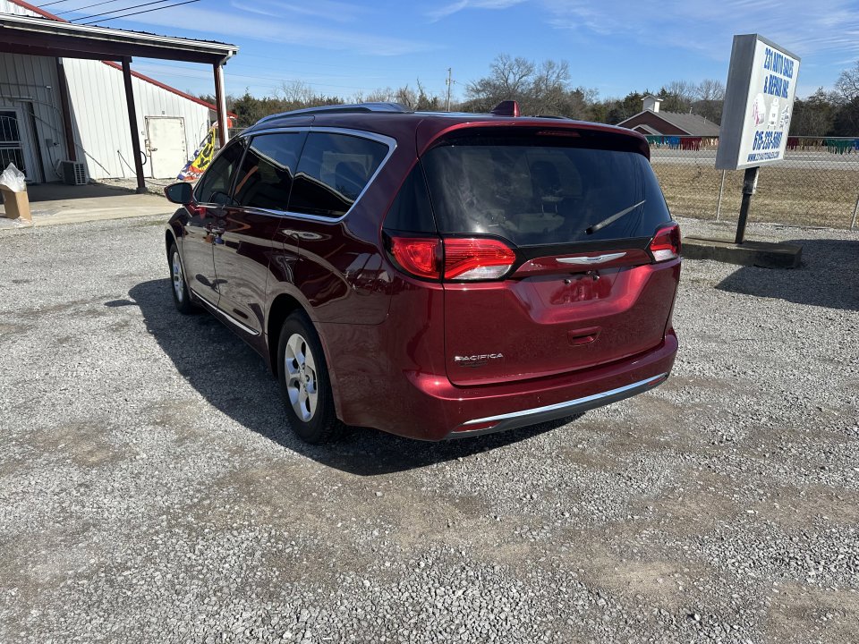 Used 2017 Chrysler Pacifica Touring-L Plus w/ Advanced Safetytec Group FWD image 7
