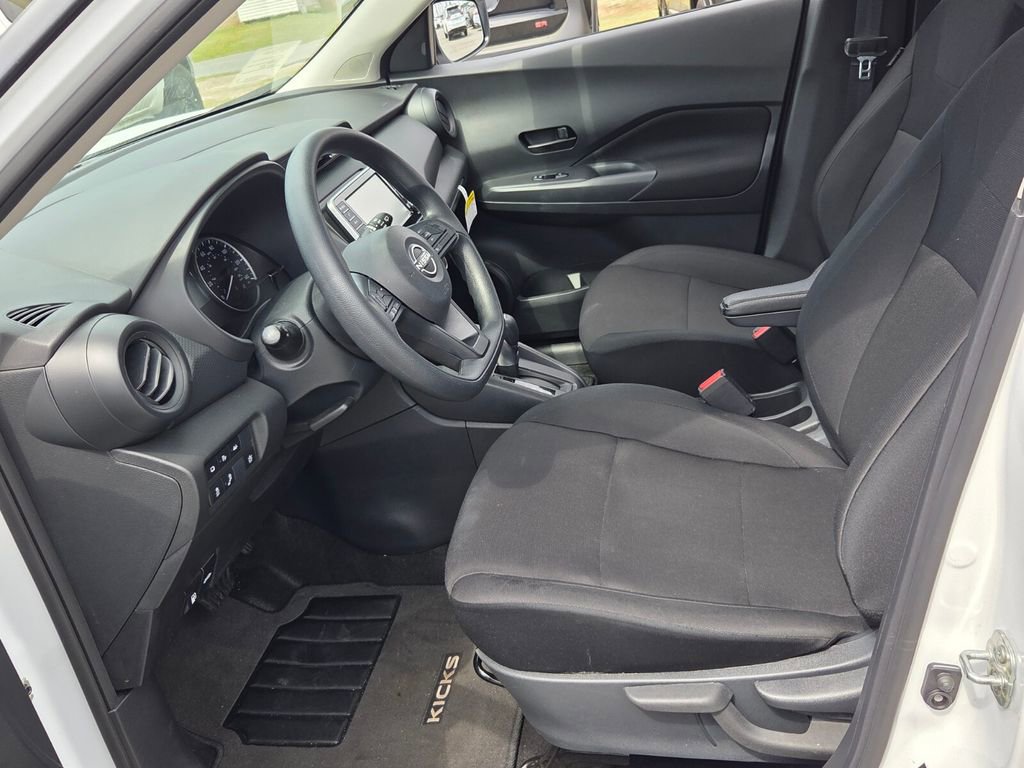 Used 2025 Nissan Kicks Play S image 3
