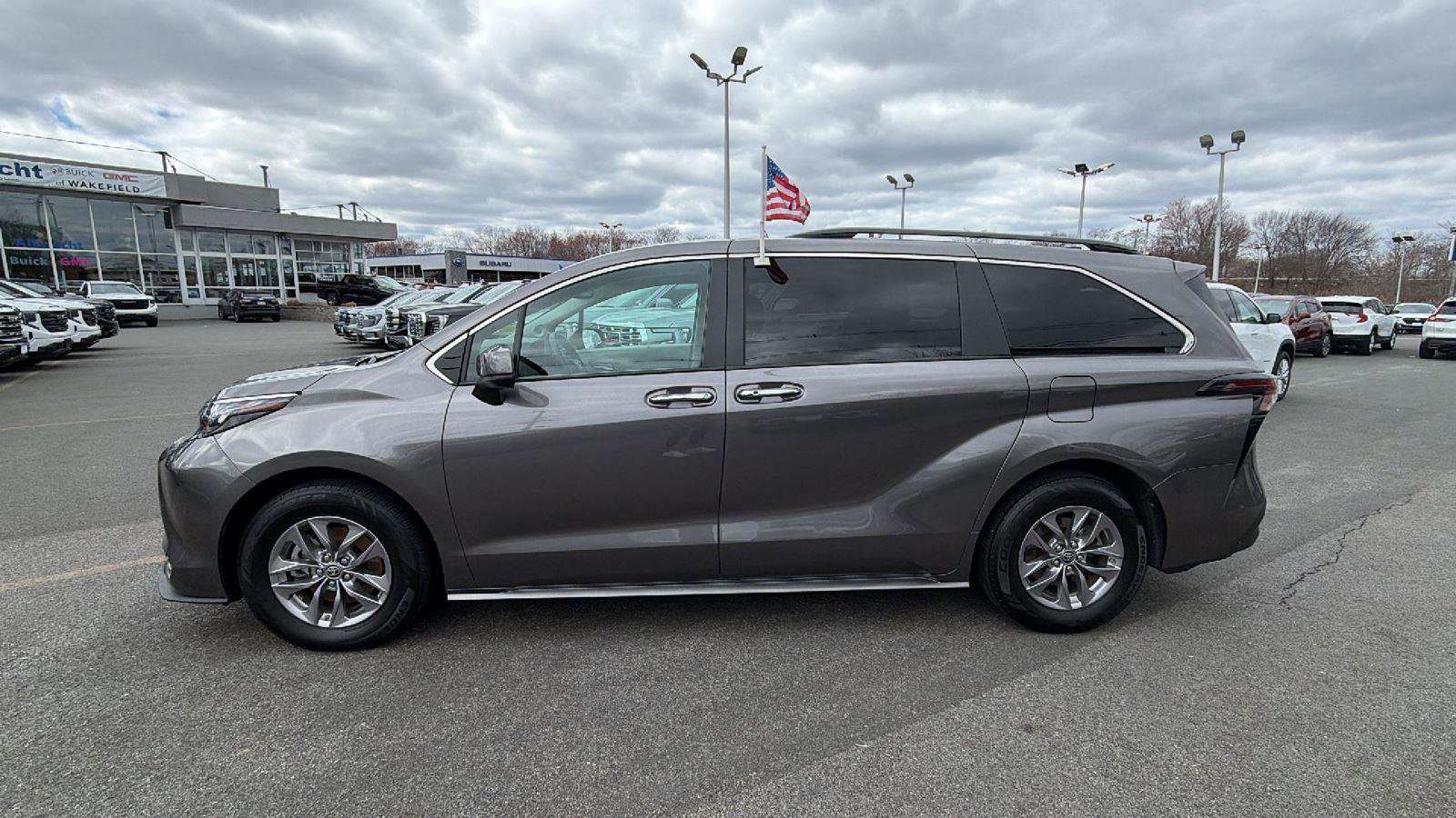 Used 2024 Toyota Sienna XLE w/ XLE Plus Package image 4