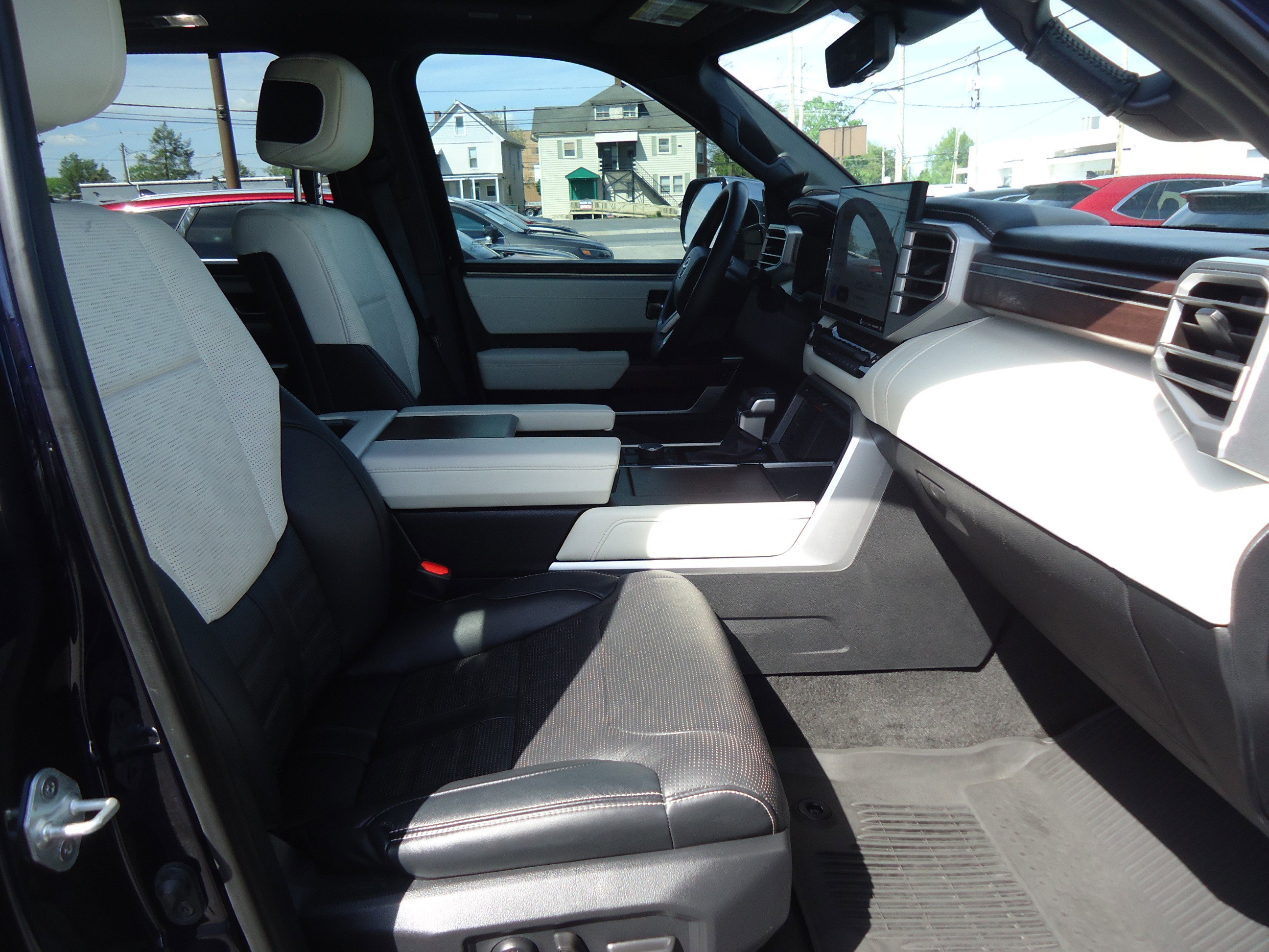 Used 2023 Toyota Sequoia Capstone AWD/4WD image 30