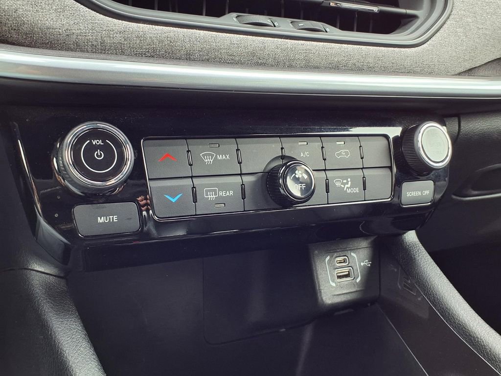 Used 2025 Jeep Compass Latitude AWD/4WD image 11