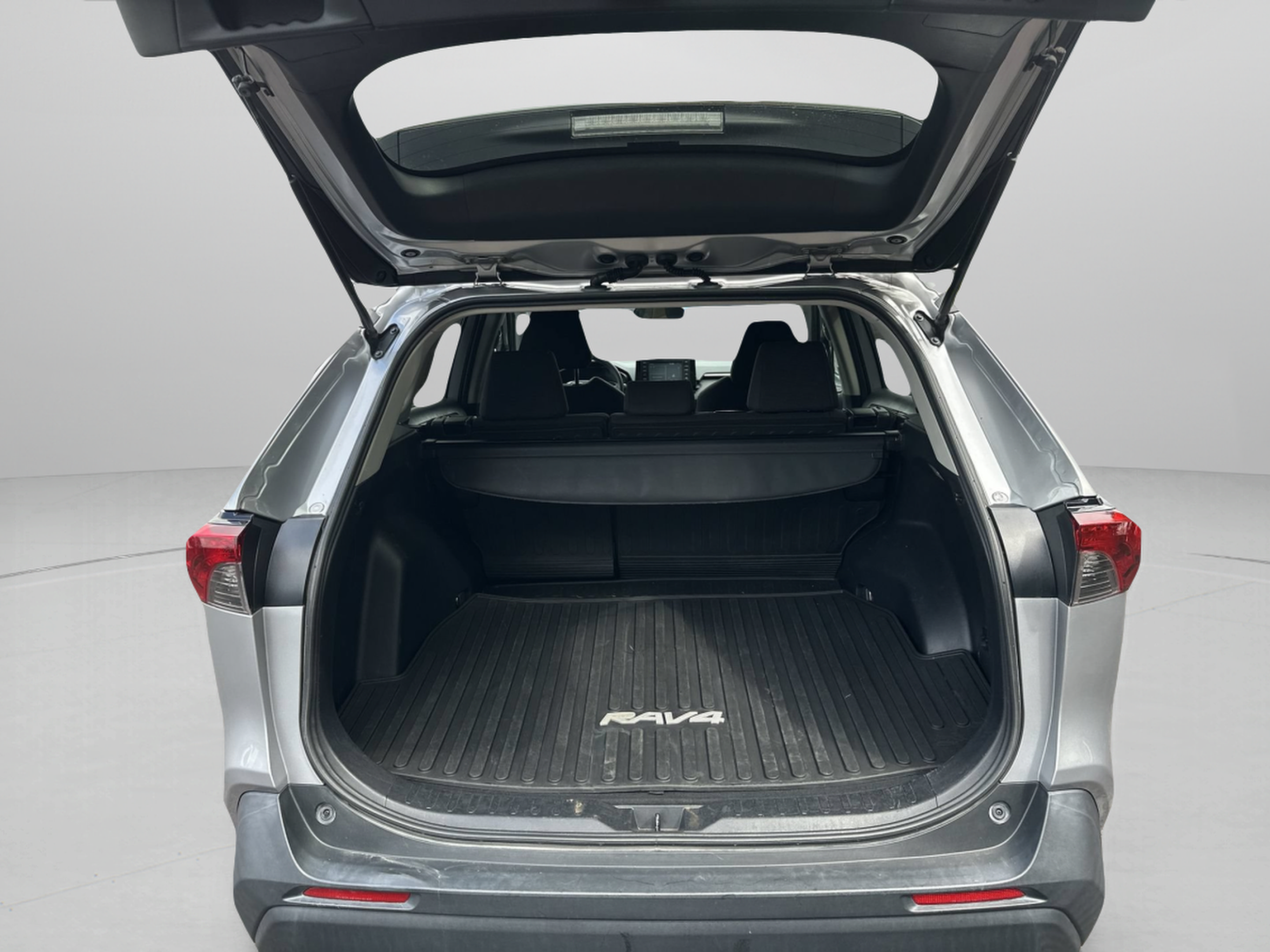 Used 2019 Toyota RAV4 LE FWD image 18