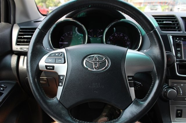 Used 2013 Toyota Highlander SE image 19