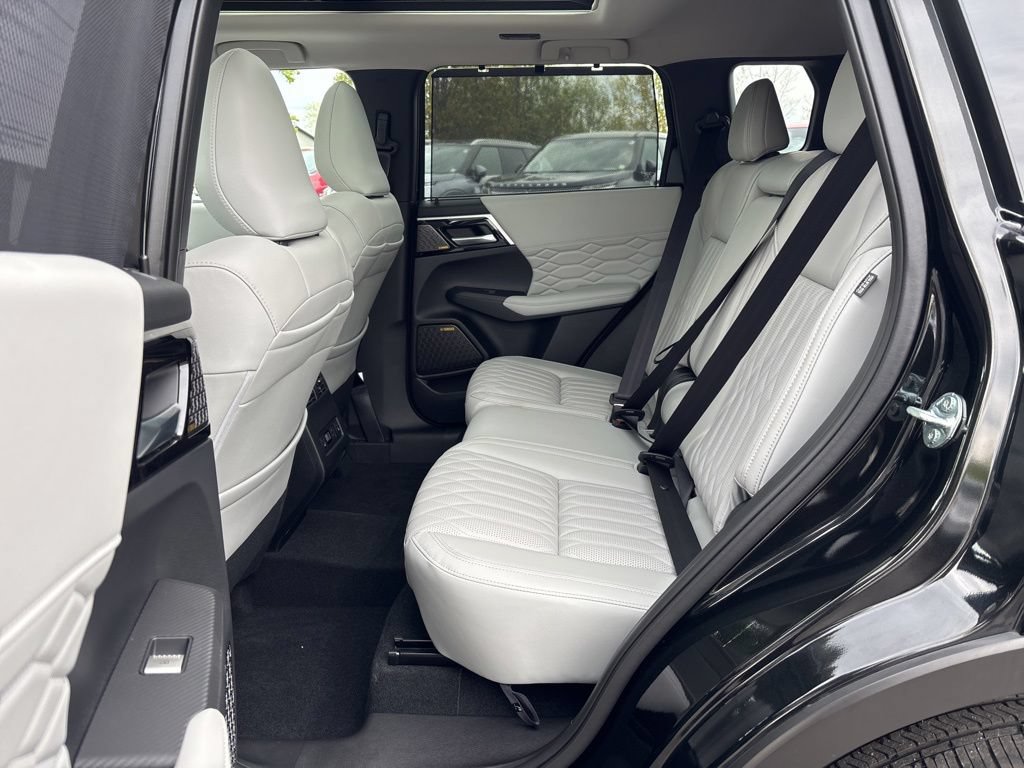 Used 2025 Mitsubishi Outlander AWD image 16