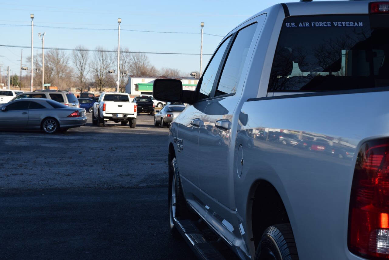 Used 2019 RAM 1500 Classic SLT w/ Luxury Group image 11