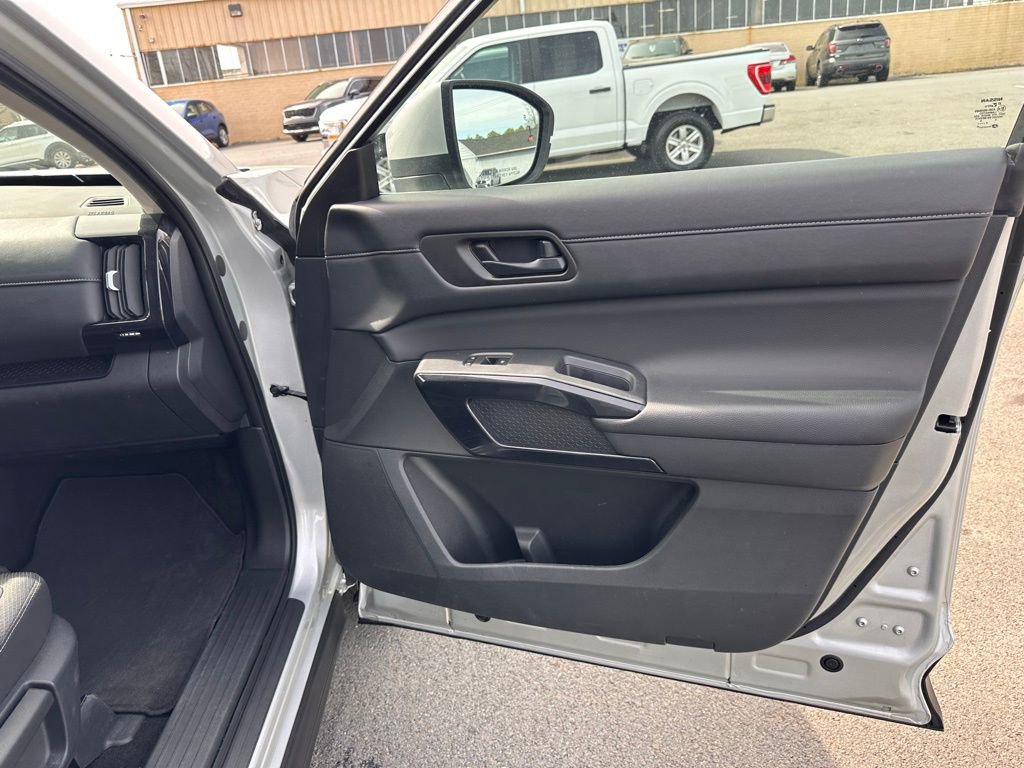 Used 2025 Nissan Pathfinder SV AWD/4WD image 17