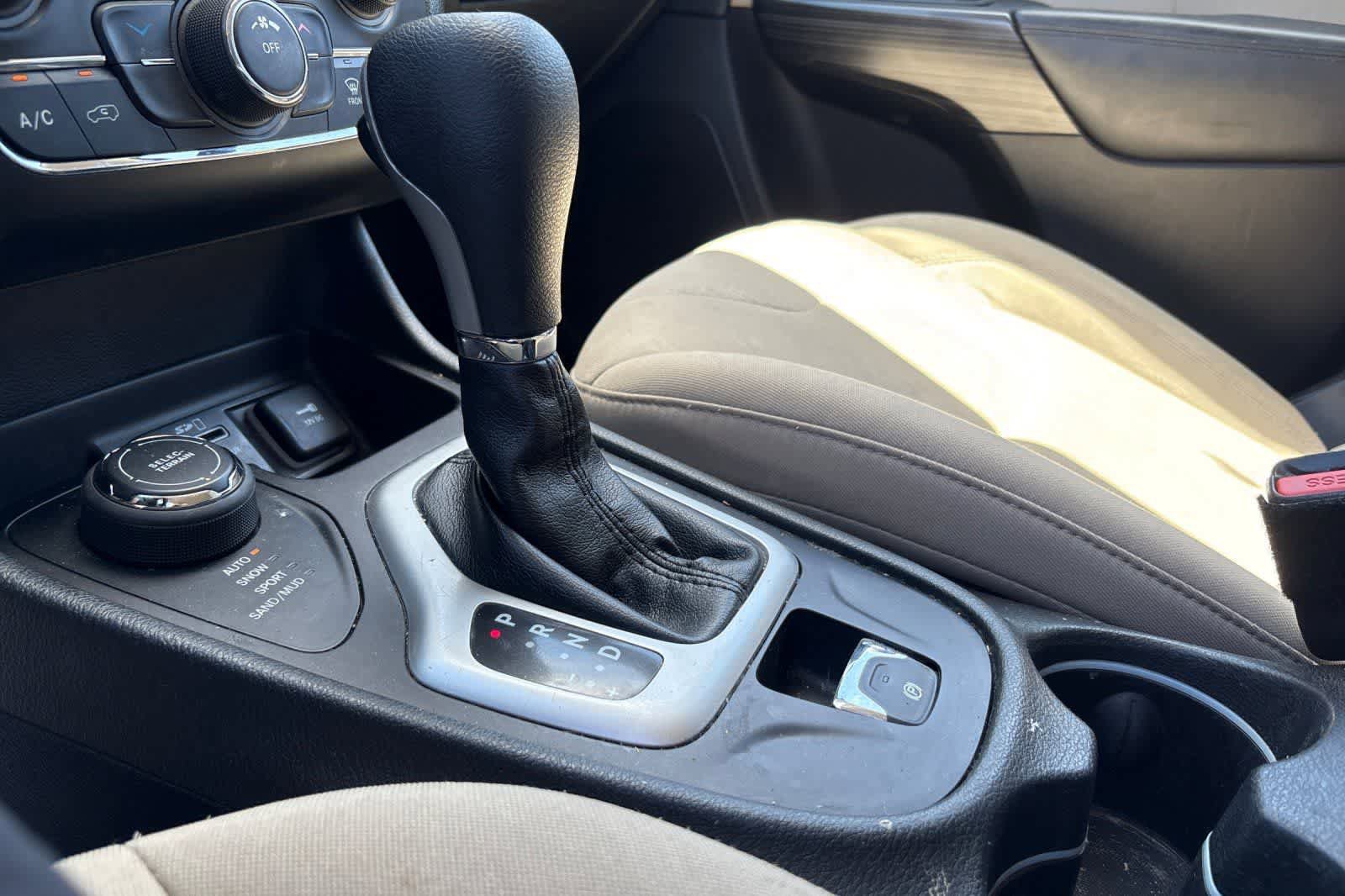 Used 2015 Jeep Cherokee Latitude AWD/4WD image 23