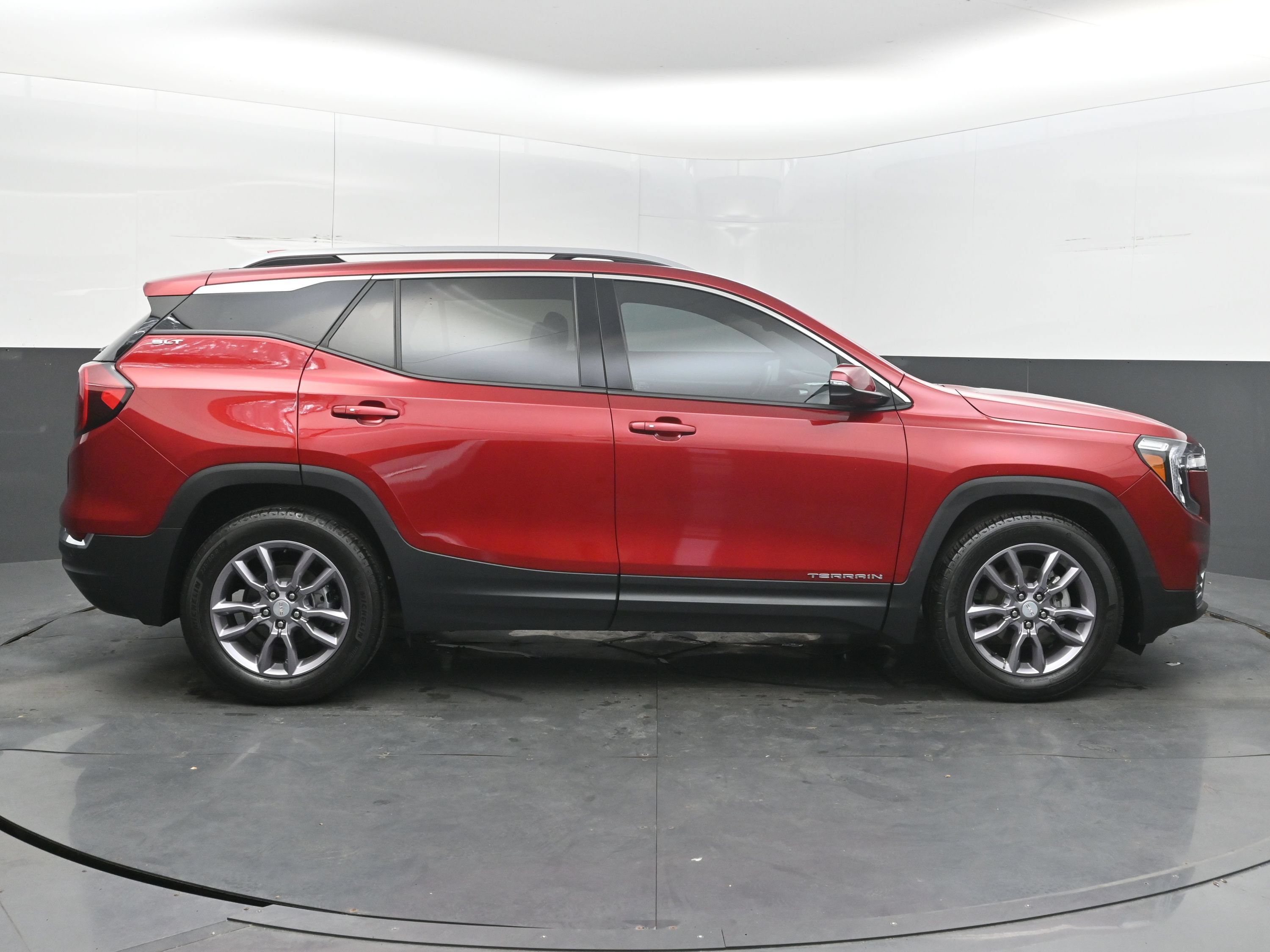 Used 2023 GMC Terrain SLT w/ Tech Package FWD image 10