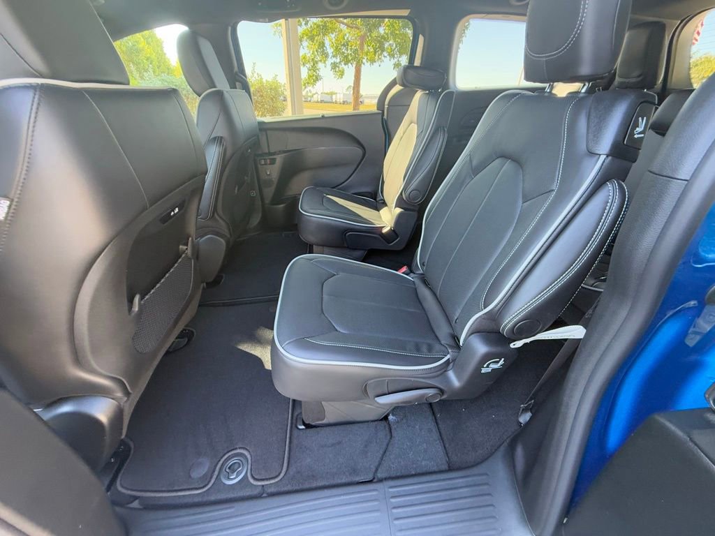 New 2026 Chrysler Pacifica Limited image 27