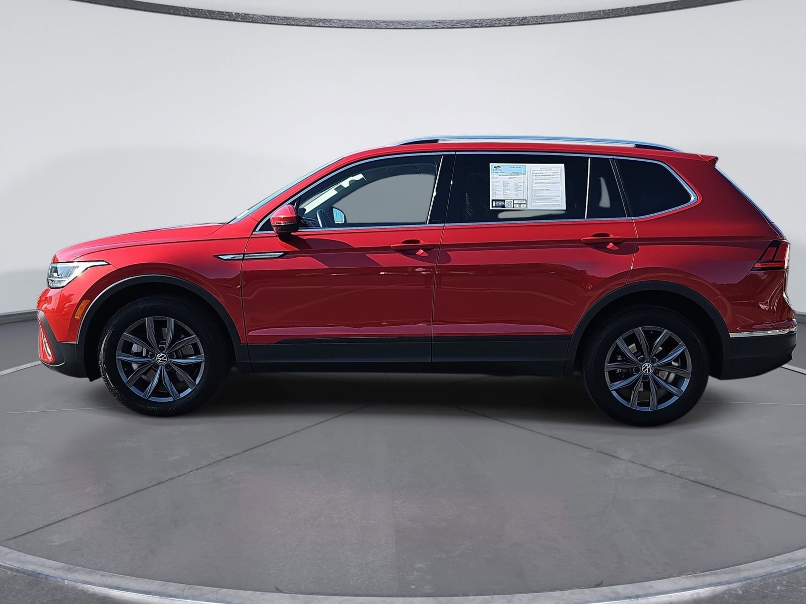 Used 2024 Volkswagen Tiguan SE w/ Panoramic Sunroof Package image 6