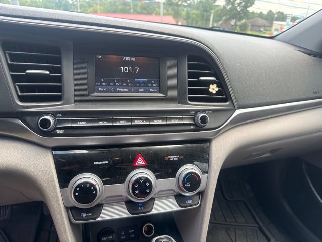 Used 2019 Hyundai Elantra SE w/ Winter Weather Package FWD image 5