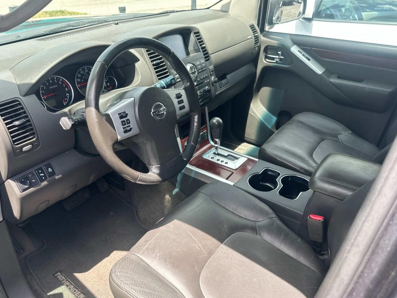 Used 2010 Nissan Pathfinder LE w/ Navigation Pkg image 8