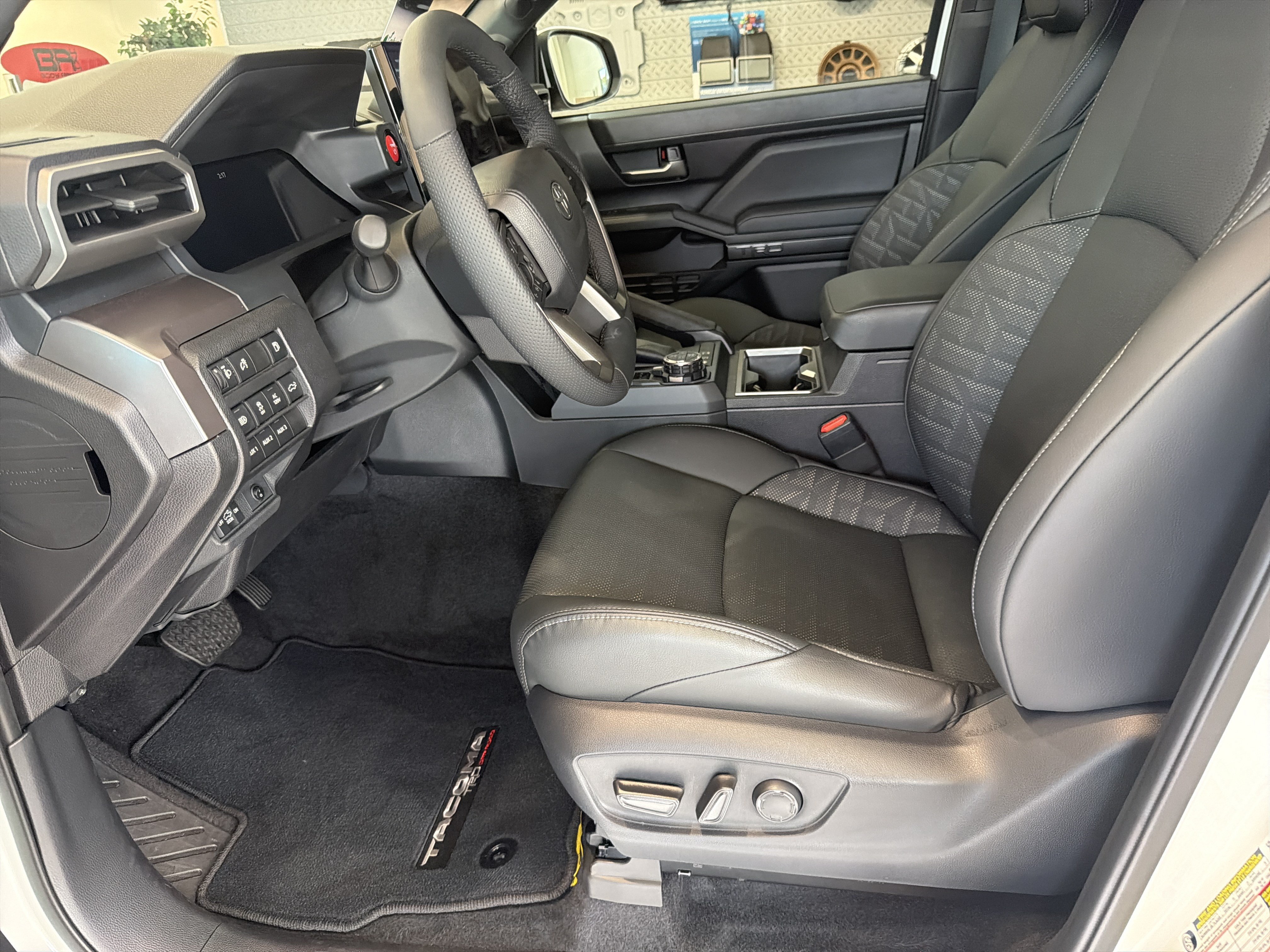 New 2025 Toyota Tacoma TRD Off-Road w/ TRD Off Road Premium Package AWD/4WD image 9