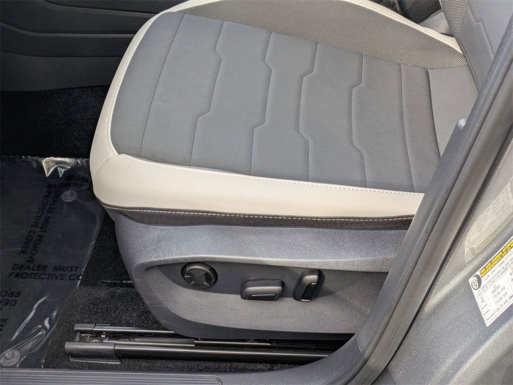 Used 2025 Volkswagen Taos SE image 20