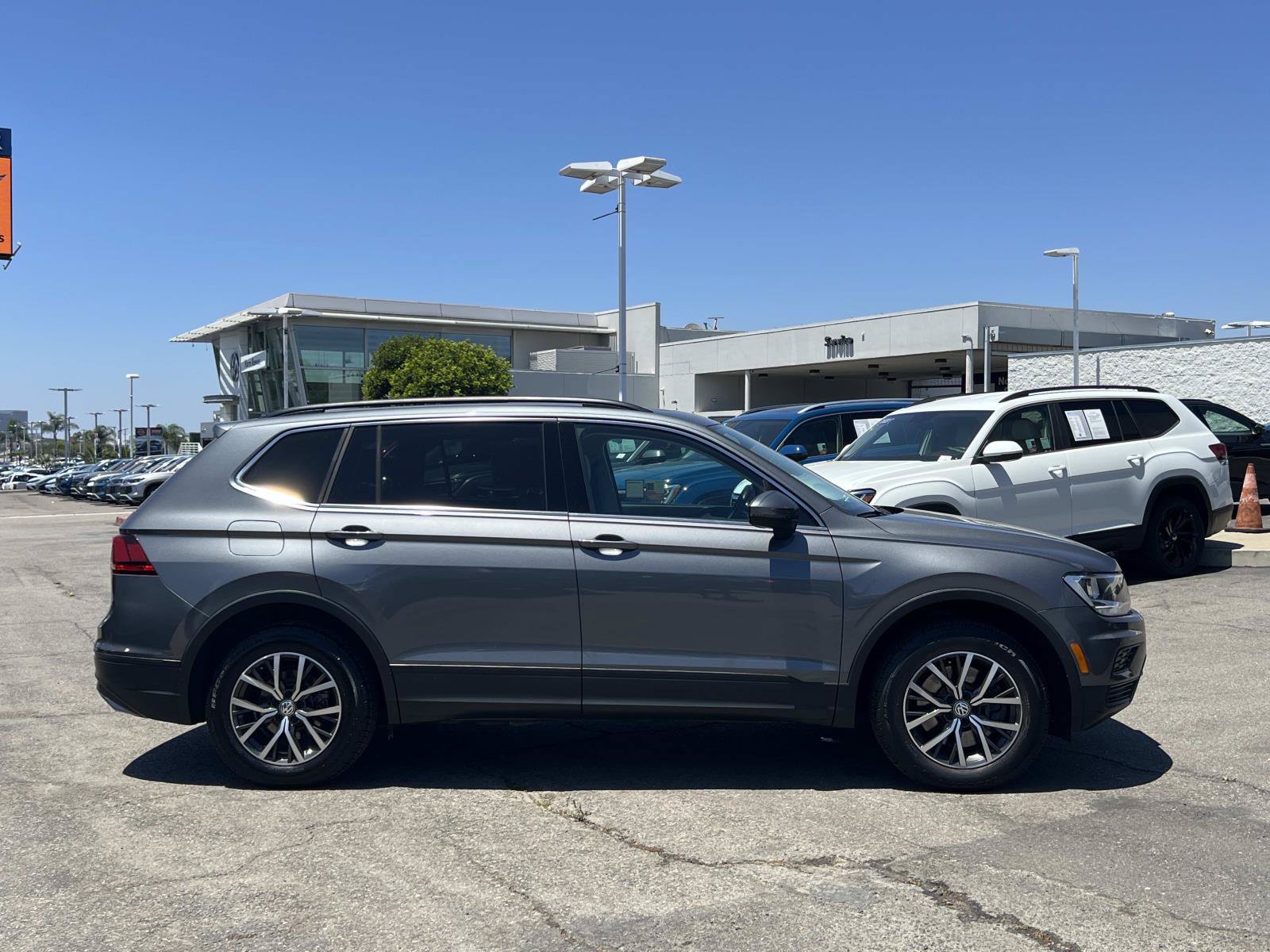 Used 2019 Volkswagen Tiguan SE w/ Panoramic Sunroof Package FWD image 28