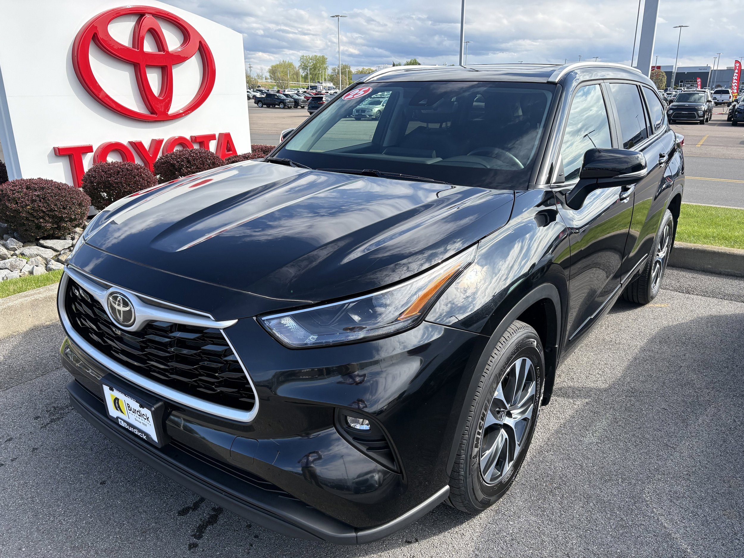 Certified 2025 Toyota Highlander XLE AWD/4WD image 1