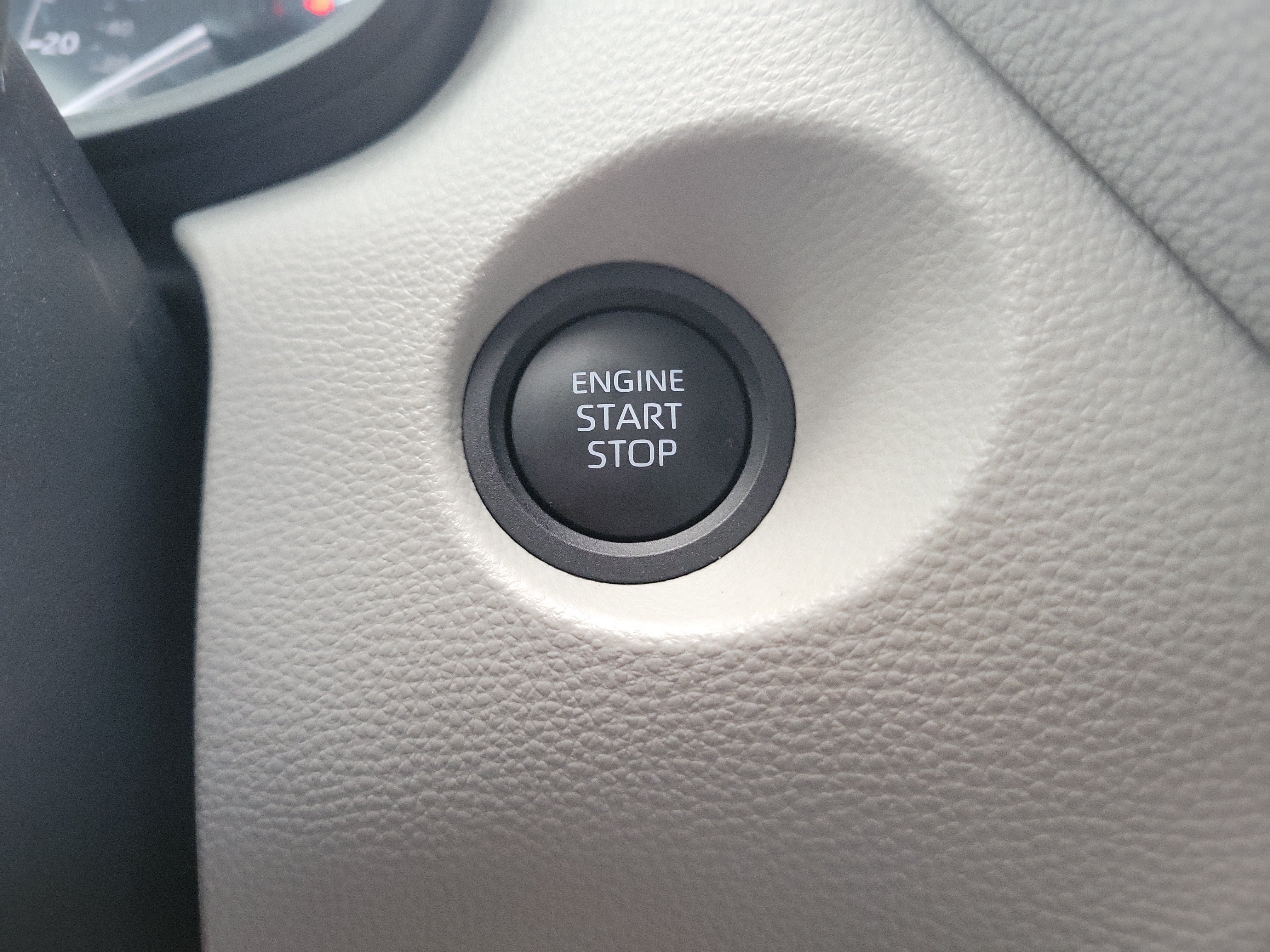 Used 2025 Toyota Corolla Cross LE FWD image 29