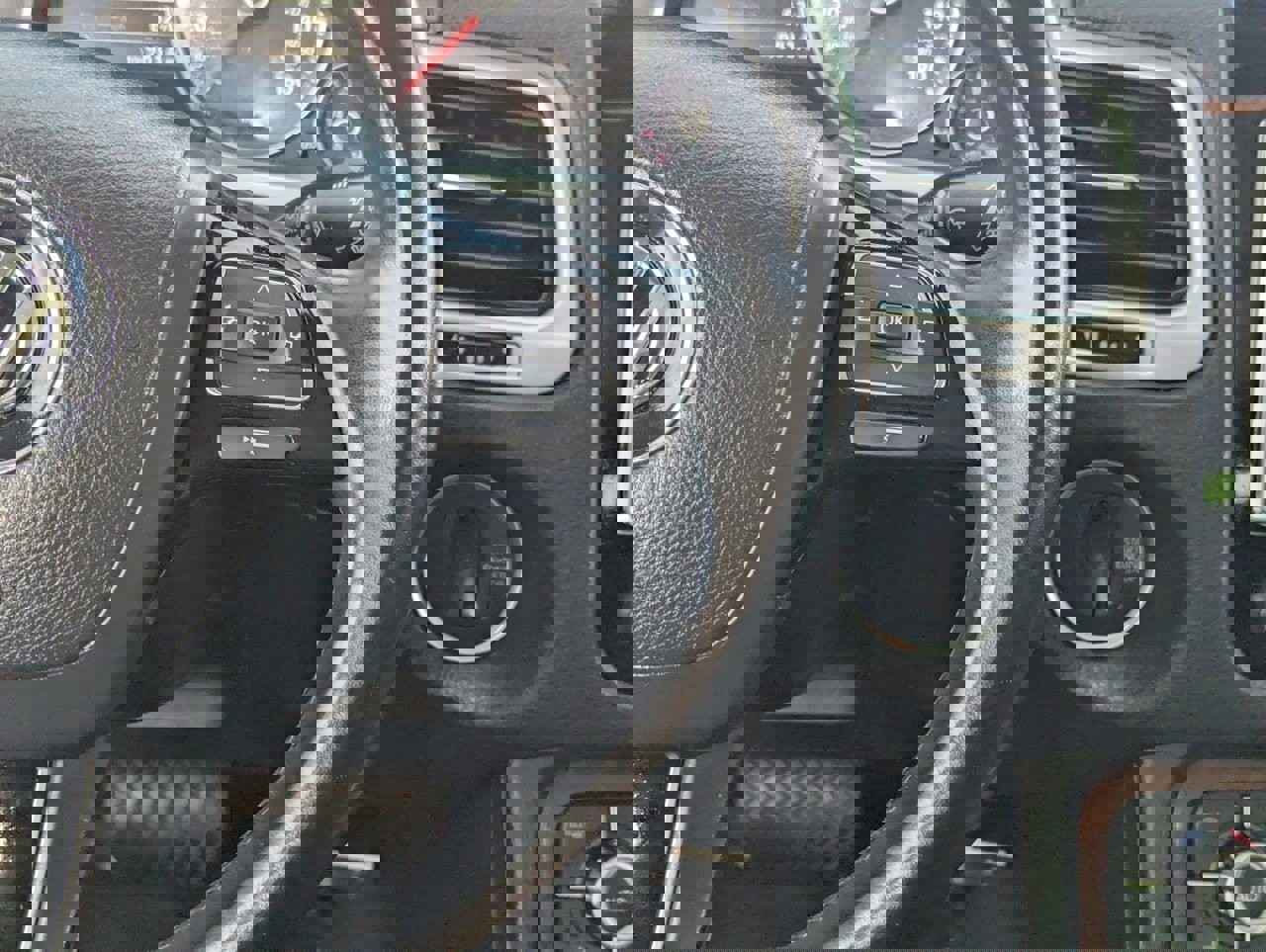 Used 2014 Volkswagen Touareg TDI image 24