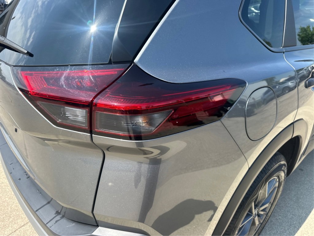 Used 2023 Nissan Rogue S image 25