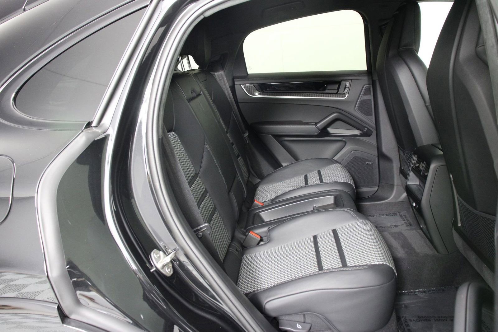 Certified 2025 Porsche Cayenne S image 31