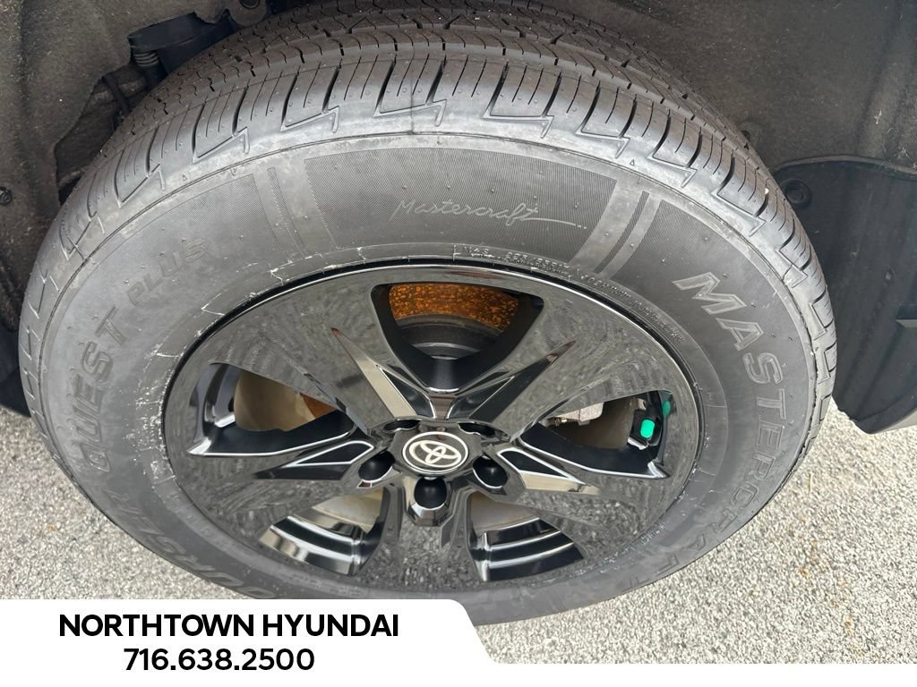 Used 2025 Toyota RAV4 XLE AWD/4WD image 32