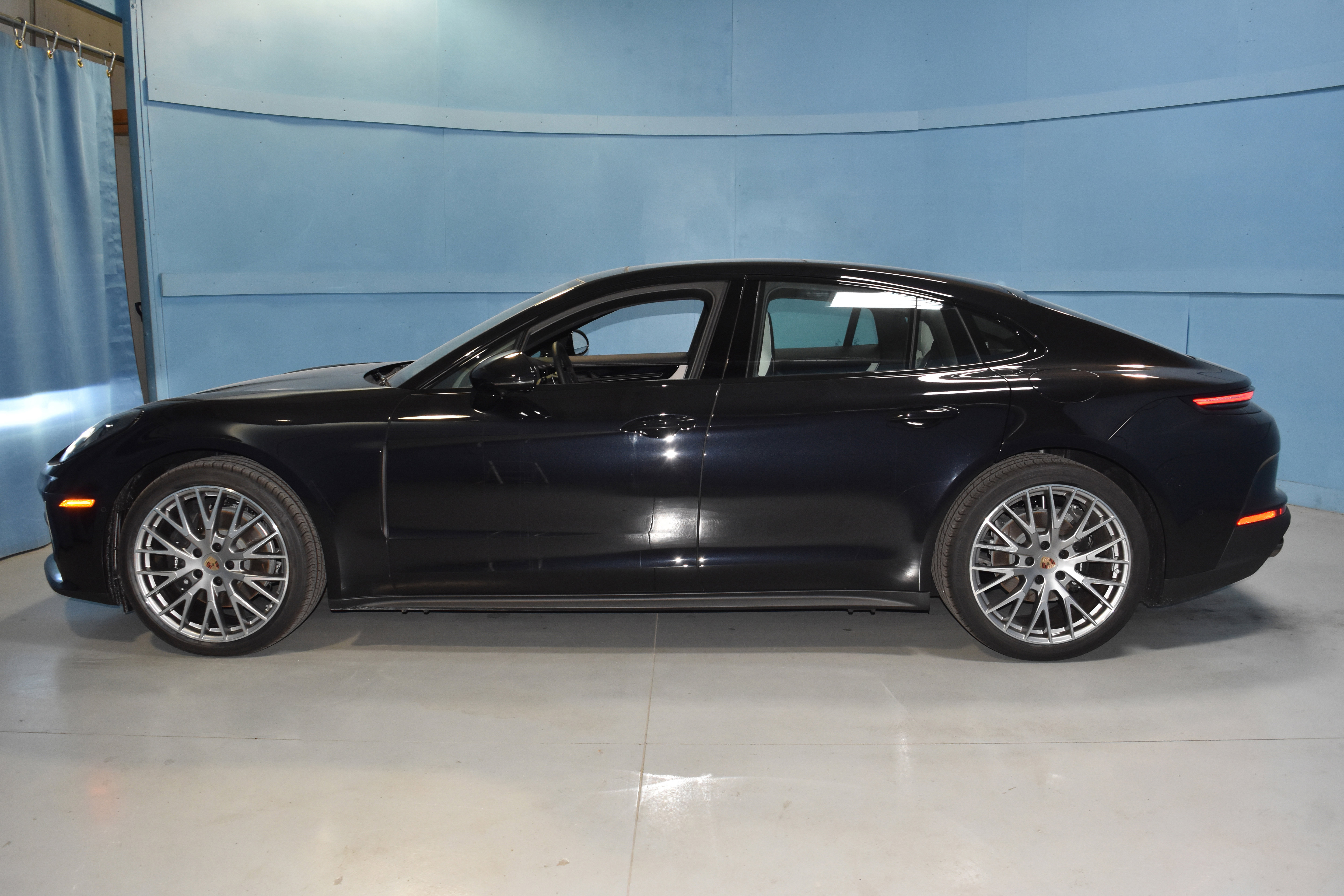 New 2025 Porsche Panamera 4 image 2