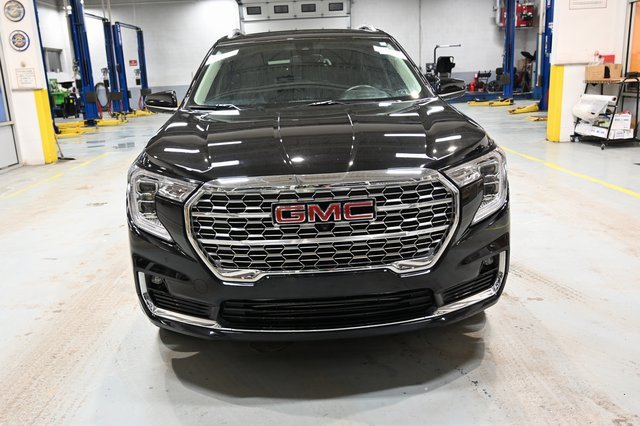 Used 2022 GMC Terrain Denali w/ Black Diamond Edition image 2