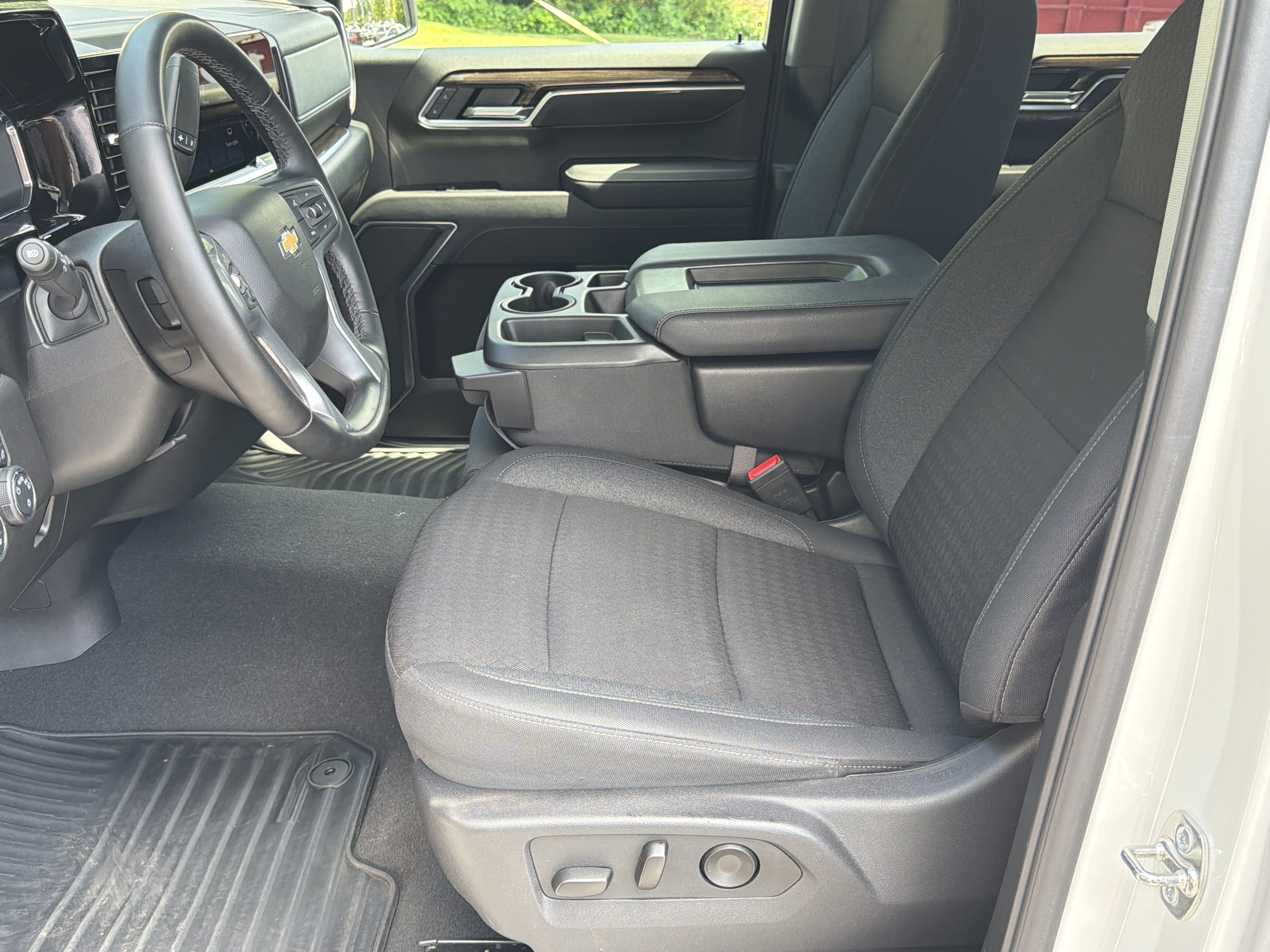 Used 2025 Chevrolet Silverado 1500 LT RWD image 9