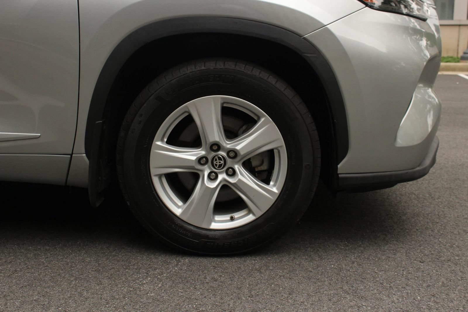 Used 2022 Toyota Highlander L AWD/4WD image 4