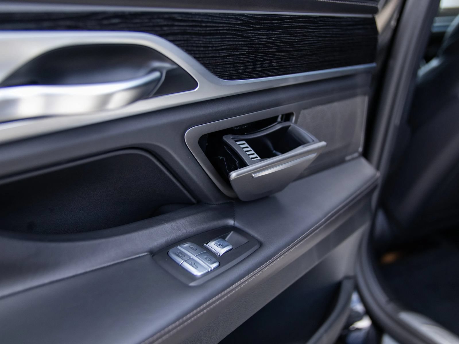 Used 2020 BMW 740i w/ M Sport Package RWD image 29