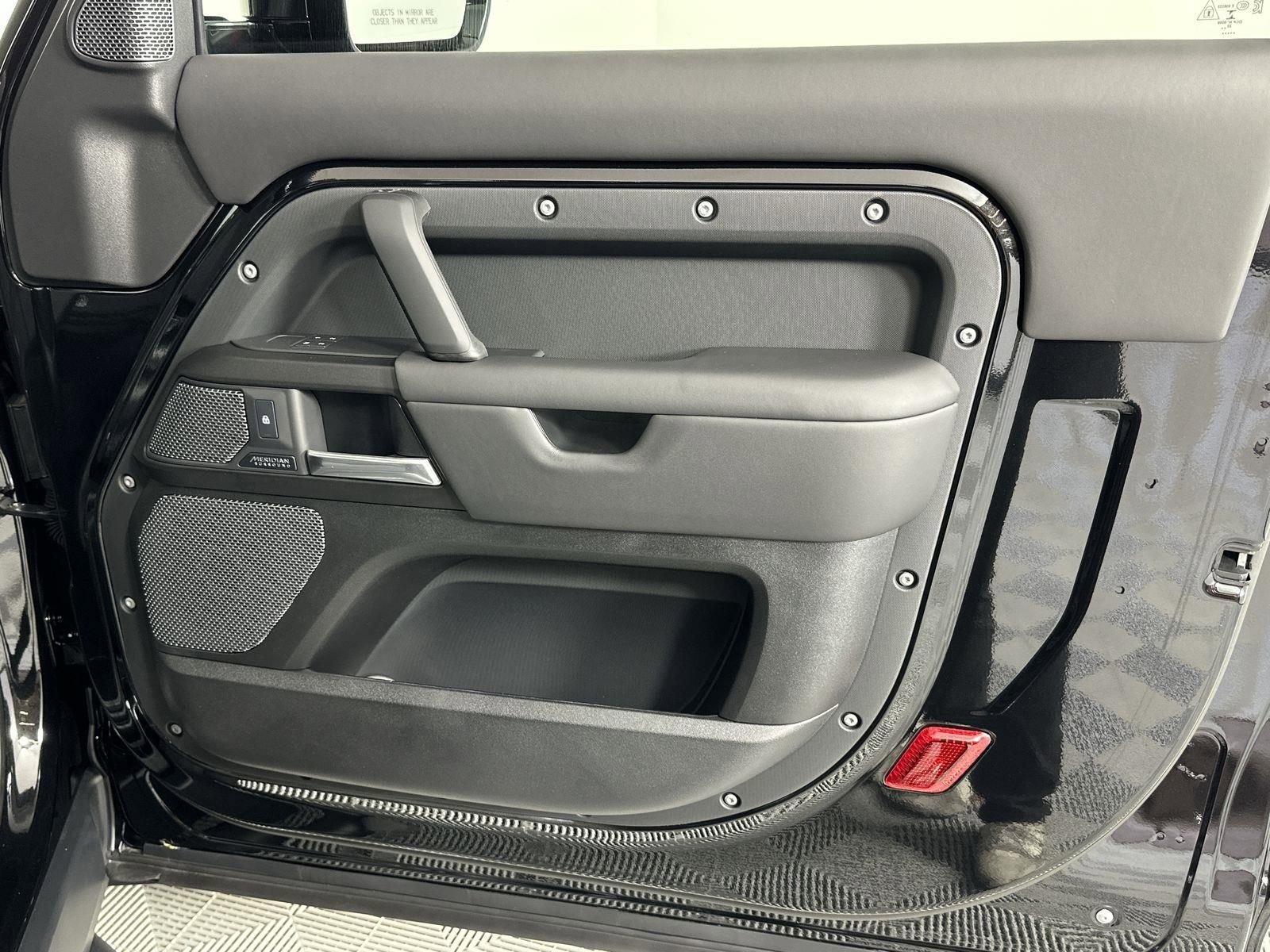 Certified 2023 Land Rover Defender 90 V8 image 31