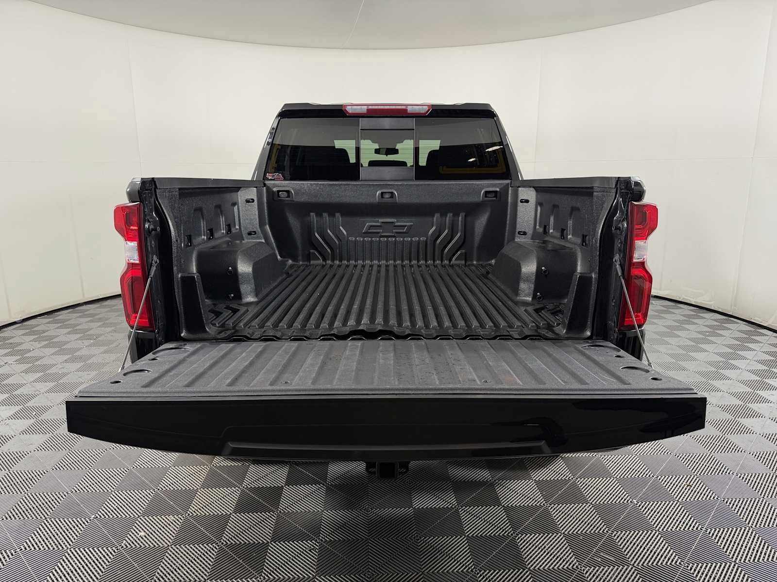 Used 2025 Chevrolet Silverado 1500 RST w/ Convenience Package II RWD image 16