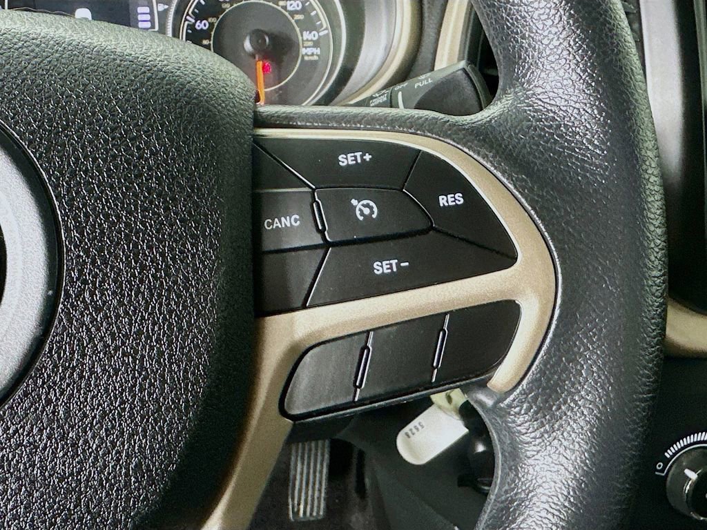 Used 2018 Jeep Cherokee Latitude FWD image 9