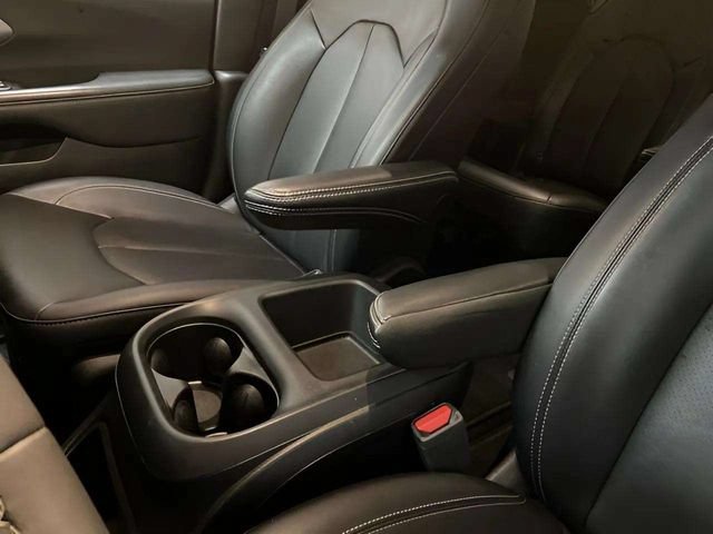 Used 2025 Chrysler Pacifica Select FWD image 82