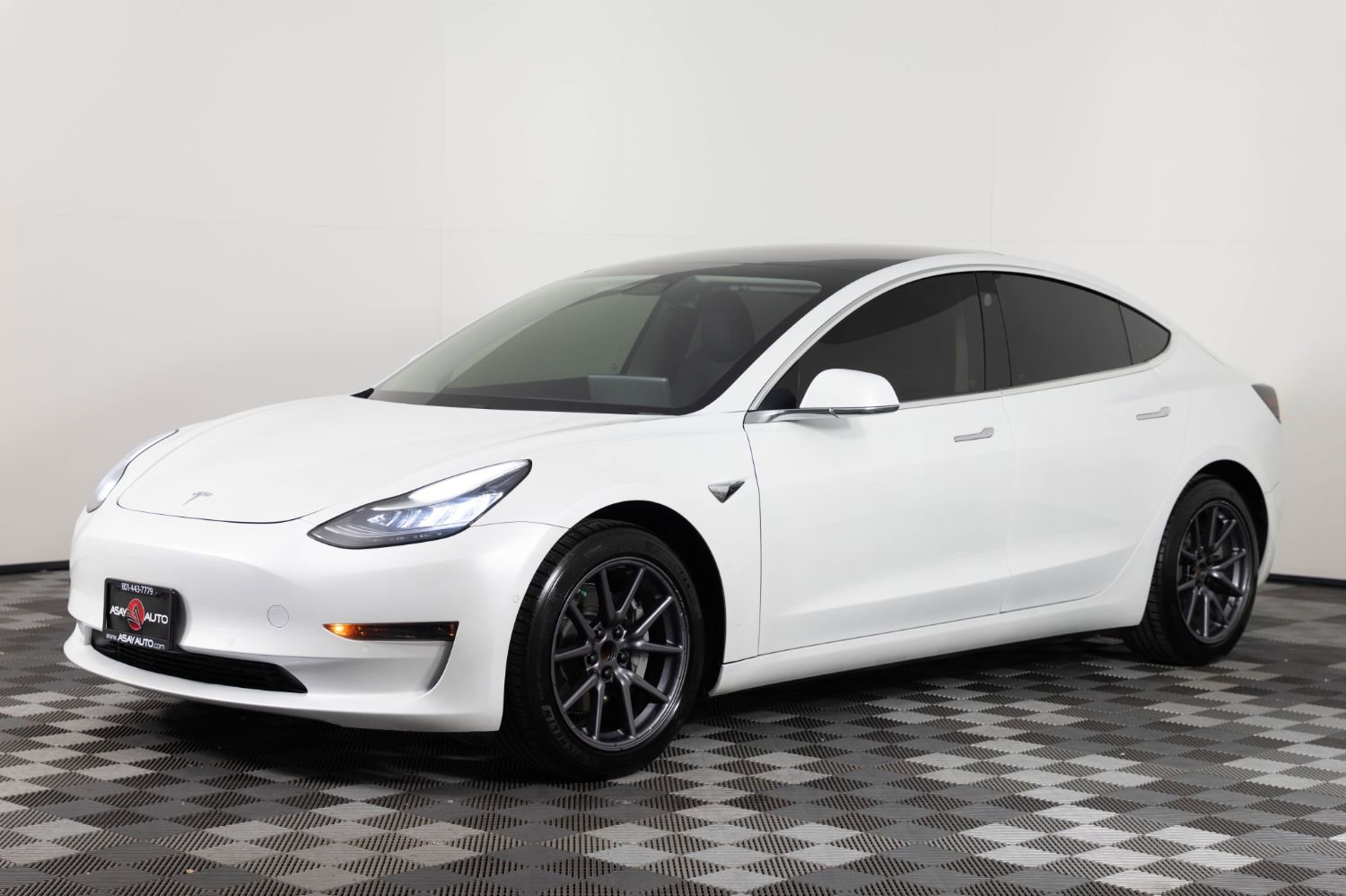 Used 2020 Tesla Model 3 Standard Range RWD image 1