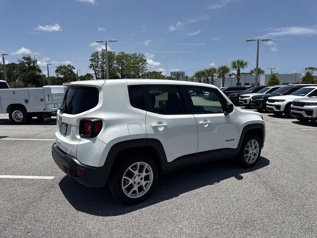 Used 2023 Jeep Renegade Latitude AWD/4WD image 3
