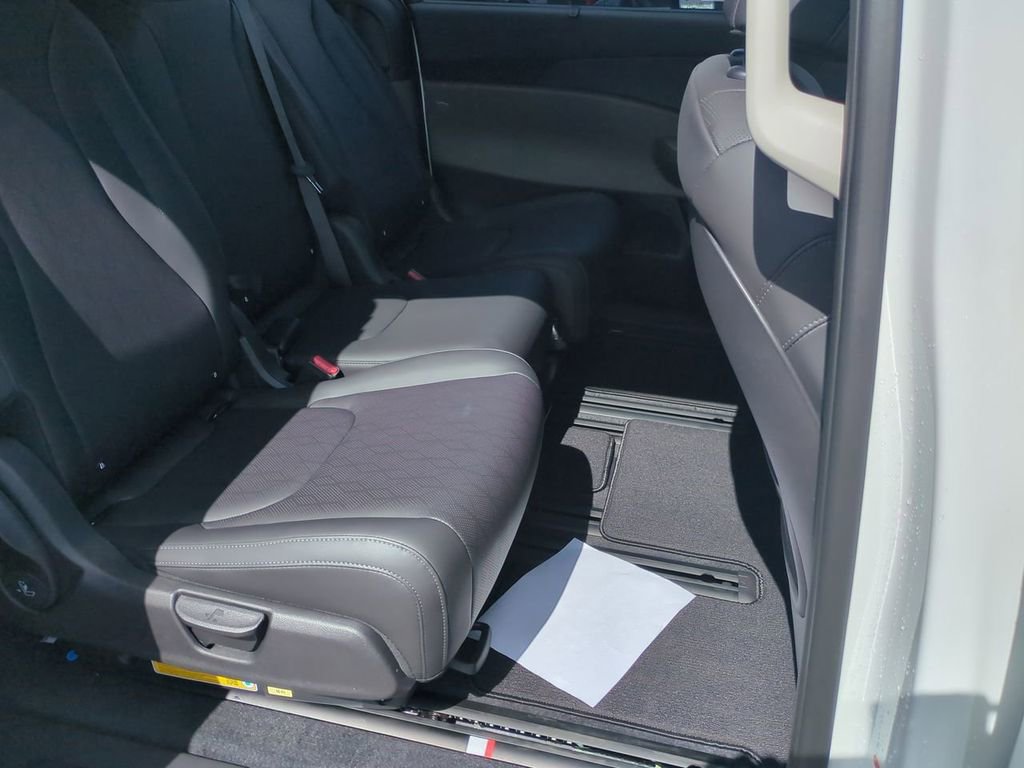 New 2026 Kia Carnival EX FWD image 26