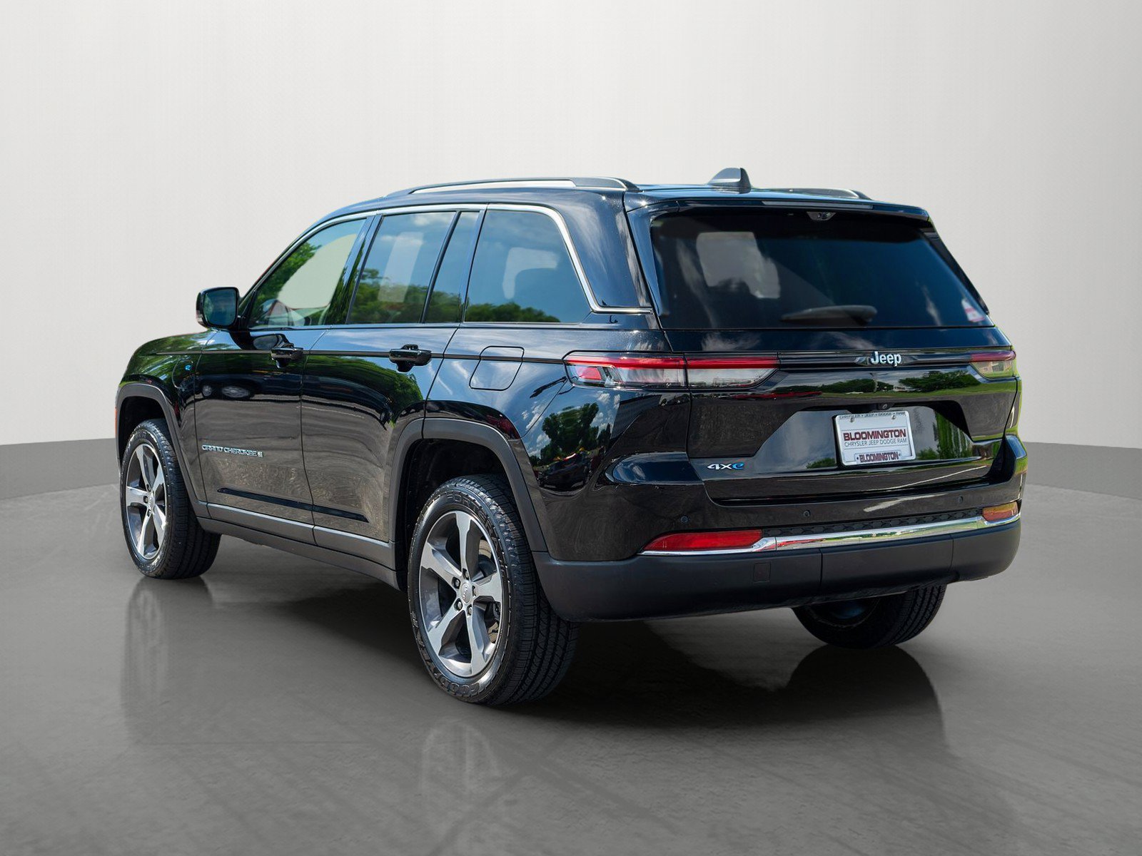 Used 2022 Jeep Grand Cherokee Limited 4xe w/ Luxury Tech Group II AWD/4WD image 5