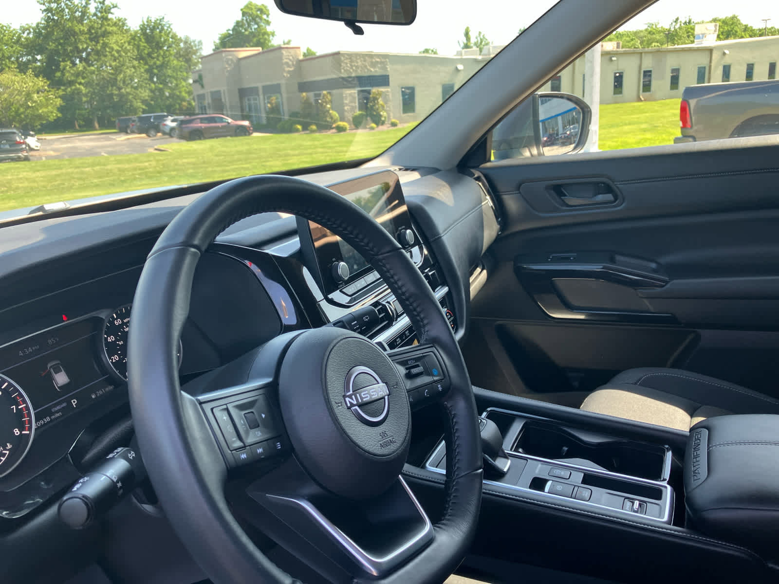 Used 2024 Nissan Pathfinder SV w/ SV Premium Package FWD image 9